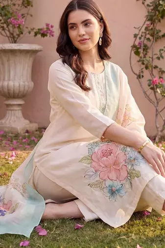 women floral printed regular thread work kurta with trousers & with dupatta