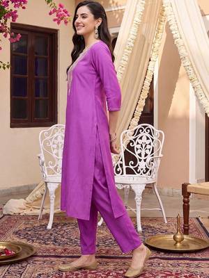 women ethnic motifs embroidered regular thread work kurta with trousers 4