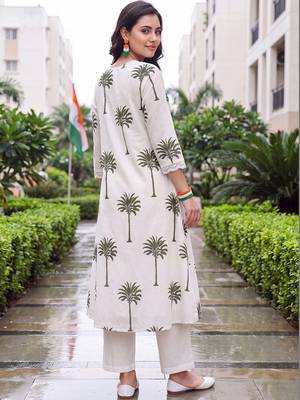 women floral printed regular cotton kurta with trousers 4