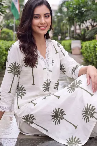 women floral printed regular cotton kurta with trousers