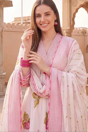 women floral printed regular cotton kurta with trousers & with dupatta