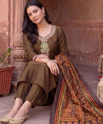 women ethnic motifs embroidered regular thread work kurta with trousers & with dupatta 1