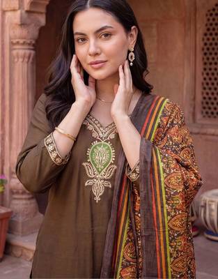women ethnic motifs embroidered regular thread work kurta with trousers & with dupatta 2