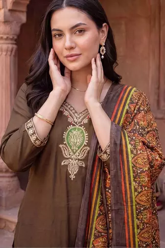 women ethnic motifs embroidered regular thread work kurta with trousers & with dupatta