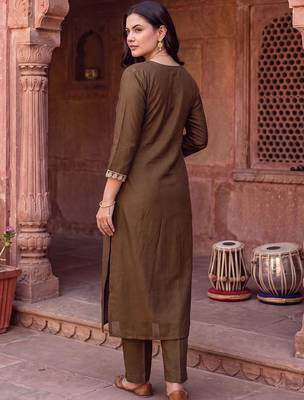 women ethnic motifs embroidered regular thread work kurta with trousers & with dupatta 3