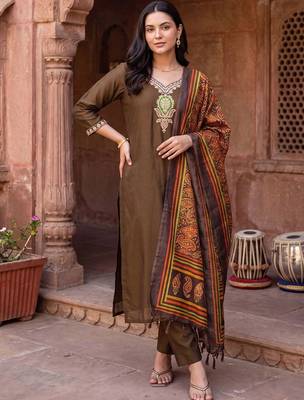 women ethnic motifs embroidered regular thread work kurta with trousers & with dupatta 5
