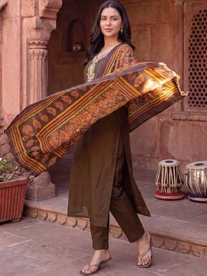 women ethnic motifs embroidered regular thread work kurta with trousers & with dupatta 6