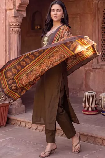 women ethnic motifs embroidered regular thread work kurta with trousers & with dupatta