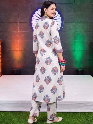women floral printed regular cotton kurta with trousers 4