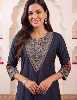 women ethnic motifs embroidered regular thread work kurta with trousers 3