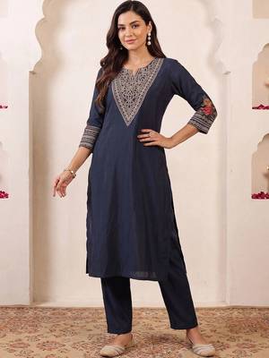 women ethnic motifs embroidered regular thread work kurta with trousers 1
