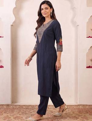 women ethnic motifs embroidered regular thread work kurta with trousers 4