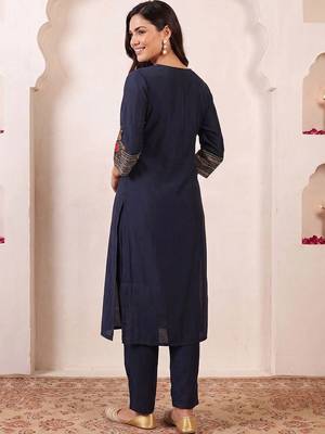 women ethnic motifs embroidered regular thread work kurta with trousers 5
