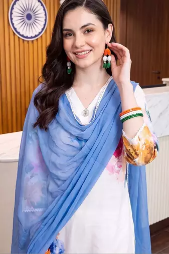 women floral printed regular linen kurta with trousers & with dupatta
