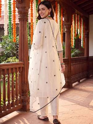 women ethnic motifs embroidered regular thread work kurta with trousers & with dupatta 4