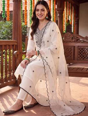 women ethnic motifs embroidered regular thread work kurta with trousers & with dupatta 5