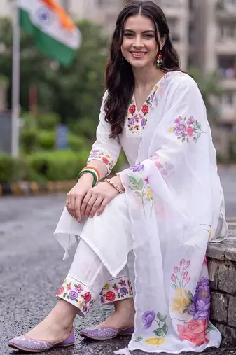 women floral embroidered regular thread work liva kurta with trousers & with dupatta