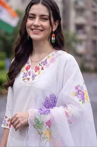 women floral embroidered regular thread work liva kurta with trousers & with dupatta