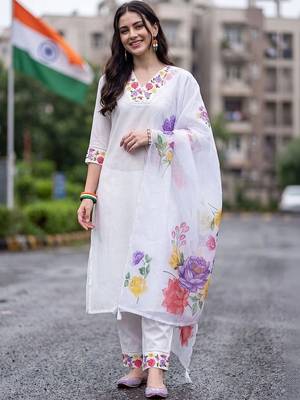 women floral embroidered regular thread work liva kurta with trousers & with dupatta 5
