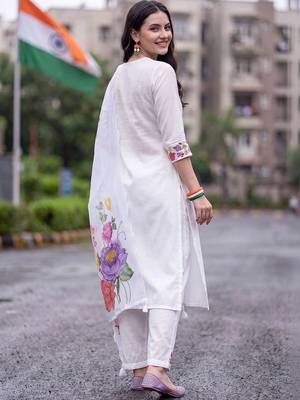 women floral embroidered regular thread work liva kurta with trousers & with dupatta 6