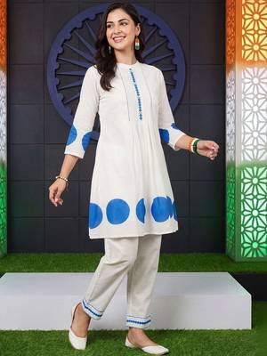 women printed regular cotton kurta with trousers 5