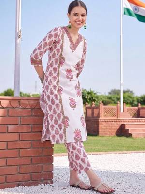women ethnic motifs printed regular cotton kurta with trousers 1