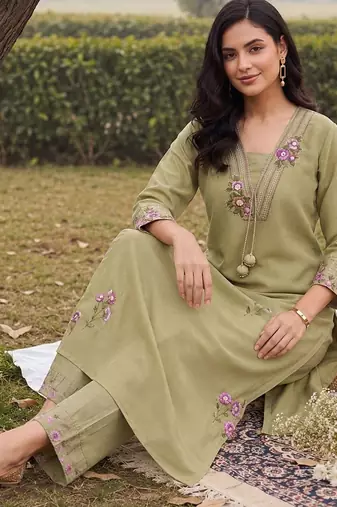 women floral embroidered regular thread work kurta with trousers
