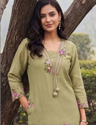 women floral embroidered regular thread work kurta with trousers 3