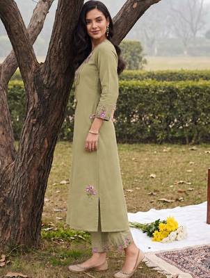 women floral embroidered regular thread work kurta with trousers 4