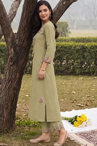 women floral embroidered regular thread work kurta with trousers