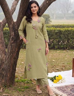 women floral embroidered regular thread work kurta with trousers 5