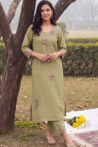 women floral embroidered regular thread work kurta with trousers