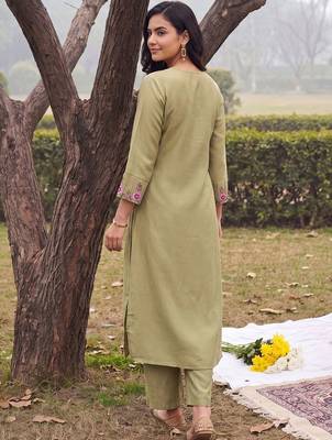 women floral embroidered regular thread work kurta with trousers 6