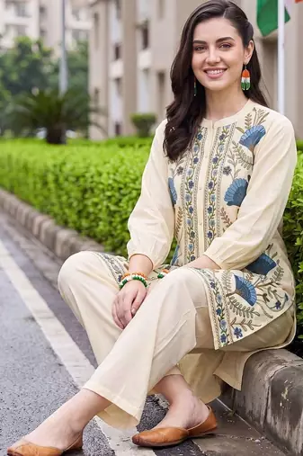 women floral embroidered regular thread work cotton kurta with trousers