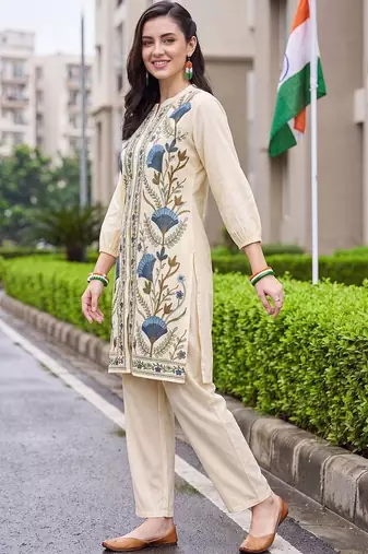 women floral embroidered regular thread work cotton kurta with trousers