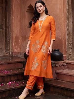 women ethnic motifs embroidered regular thread work kurta with trousers 4
