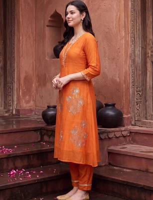 women ethnic motifs embroidered regular thread work kurta with trousers 5