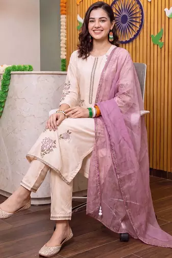 women floral embroidered regular thread work kurta with trousers & with dupatta
