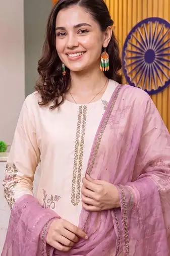 women floral embroidered regular thread work kurta with trousers & with dupatta
