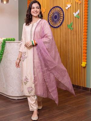 women floral embroidered regular thread work kurta with trousers & with dupatta 3