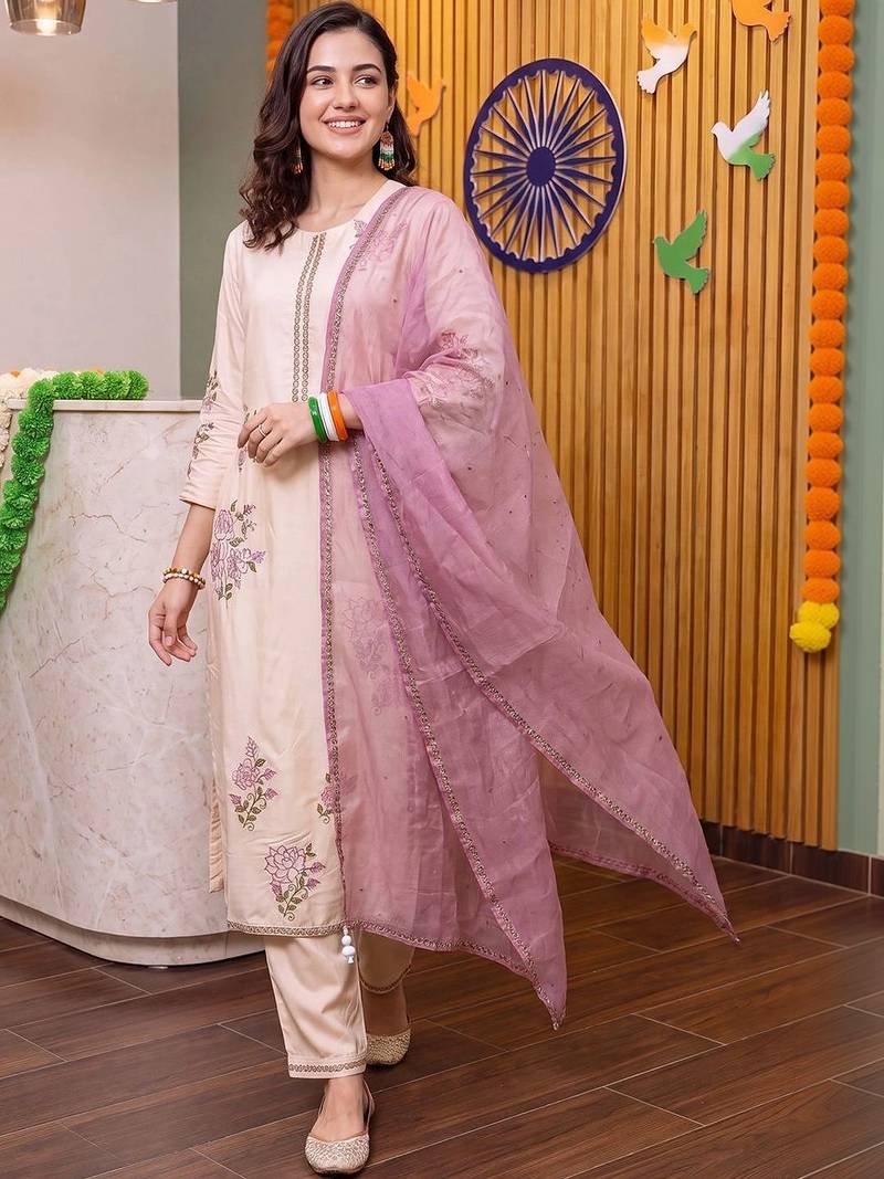 women floral embroidered regular thread work kurta with trousers & with dupatta