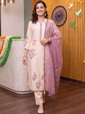 women floral embroidered regular thread work kurta with trousers & with dupatta 4