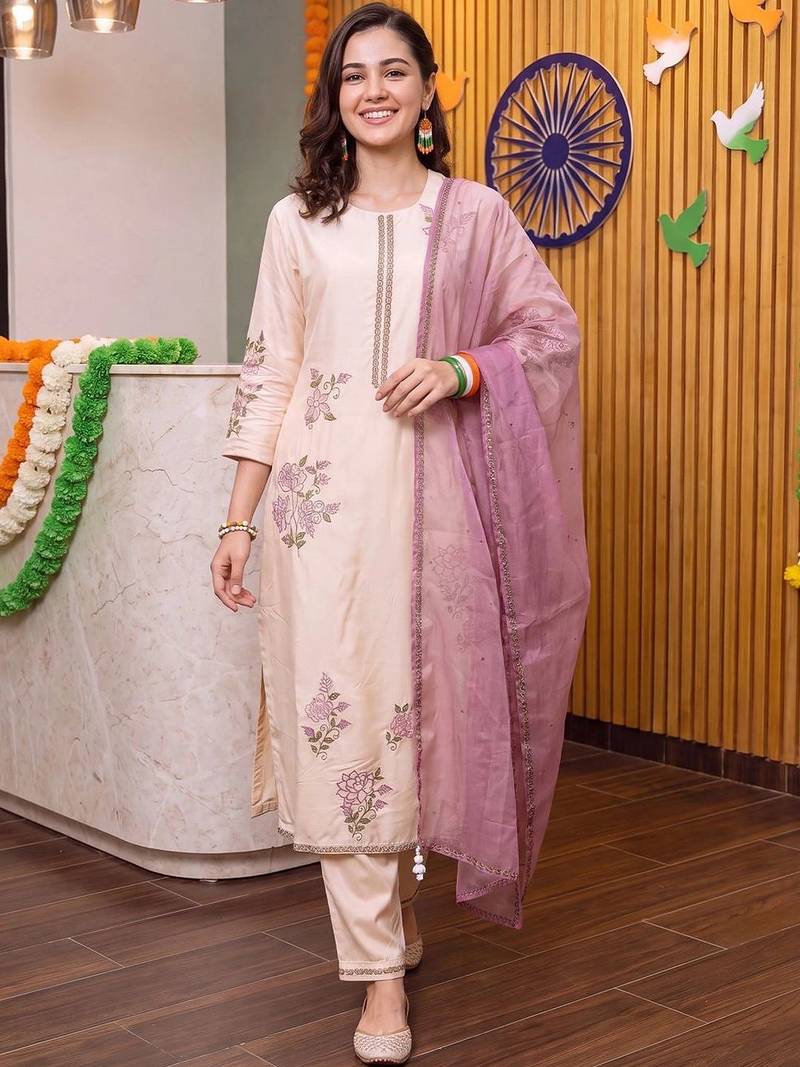 women floral embroidered regular thread work kurta with trousers & with dupatta