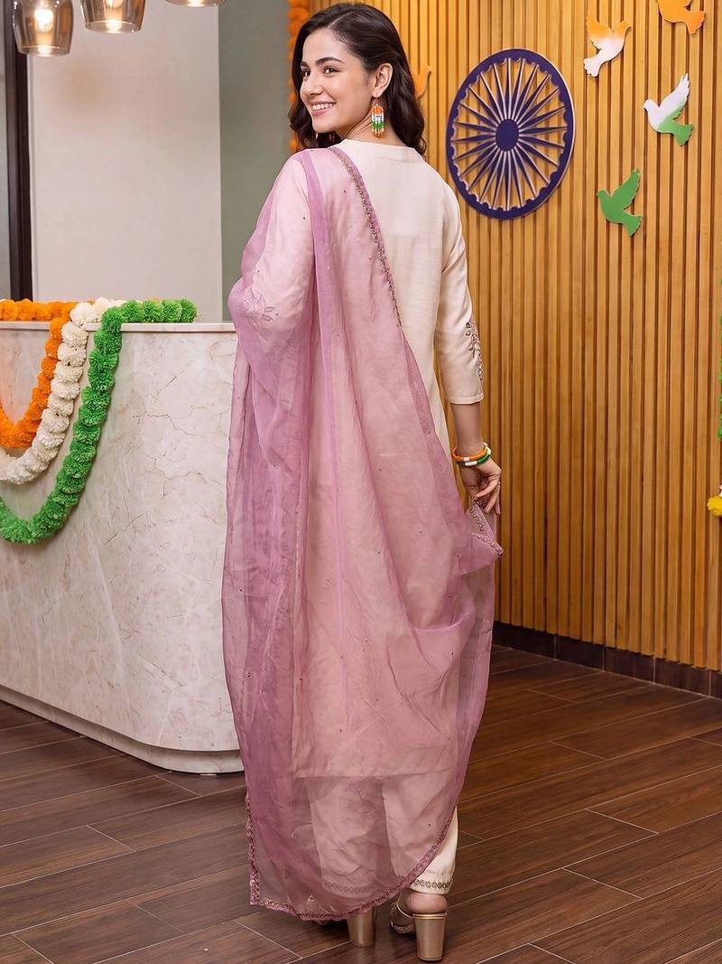 women floral embroidered regular thread work kurta with trousers & with dupatta
