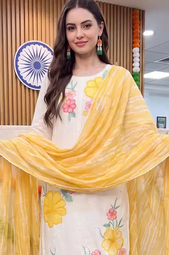 wome women floral regular thread work kurta with trousers & with dupatta