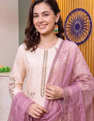 women floral embroidered regular thread work kurta with trousers & with dupatta 2