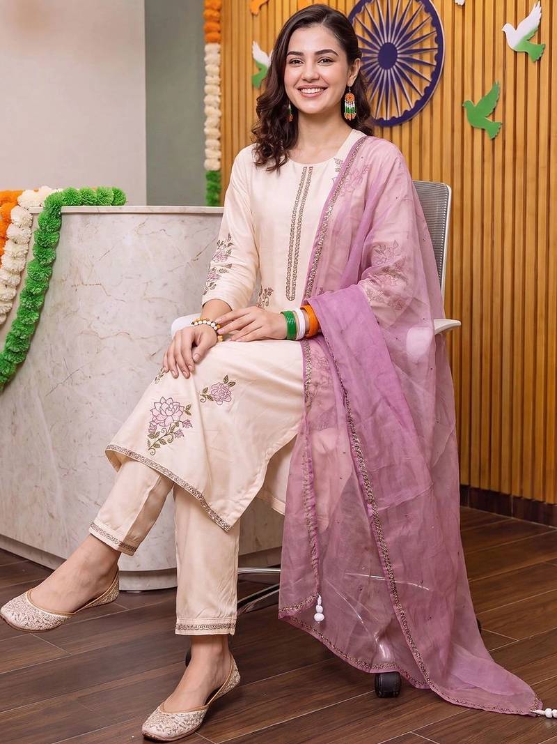 women floral embroidered regular thread work kurta with trousers & with dupatta