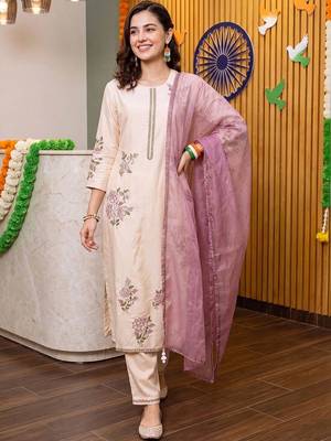 women floral embroidered regular thread work kurta with trousers & with dupatta 6
