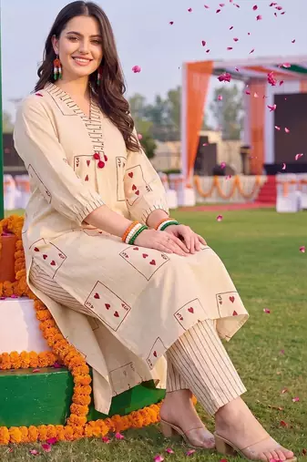 women printed regular kurta with trousers