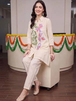 women floral printed regular cotton kurta with trousers 5
